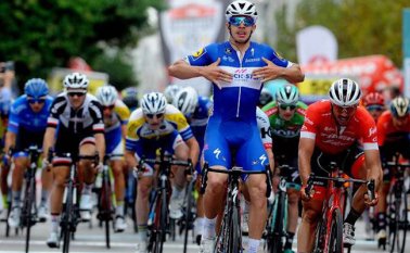 El ciclista colombiano logró imponer sus dotes de velocista. Twitter