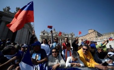 Junto a ella fueron elevados también al honor de los altares los curas italianos Francesco Spinelli y Vincenzo Romano. AFP