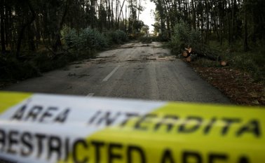 Carretera cortada en Figueira da Foz, Portugal. AFP