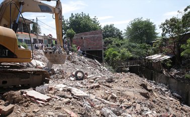 Gestión del Riesgo procedió a la demolición de las cuatro viviendas que se desplomaron. César Obando / La Opinión
