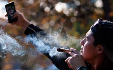 Varias personas esperaron durante horas a las afueras de una tienda propiedad del mayor fabricante mundial de marihuana del mundo. AFP