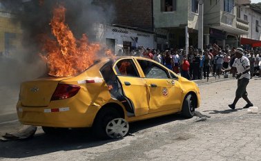 Los confundieron con roba niños y los atacaron con garrotes y piedras. AFP
