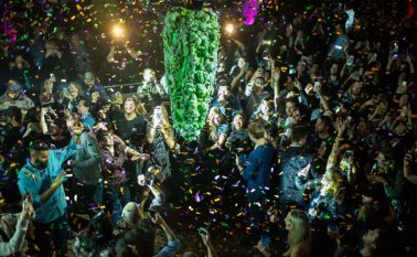 Decenas de personas desafiaron el frío y esperaron durante horas para comprar los primeros gramos de cannabis "legal". AFP