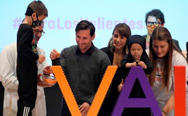 Lionel Messi participó este jueves en la colocación de la primera piedra de un nuevo y moderno centro de tratamiento para el cáncer infantil en Barcelona.   AFP