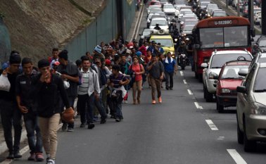 La travesía se torna dura, pues la lluvia no ha mermado en estos últimos días en la región donde pasaran los inmigrantes. AFP