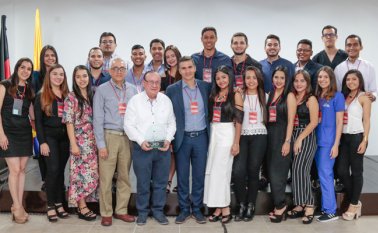 El doctor Édgar Salgar Villamizar, aparece acompañado de los médicos internos de la Clínica San José de Cúcuta.
Mario Franco / La Opinión