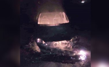 El vehículo quemado, al parecer, sería un Chevrolet Corsa, venezolano. Cortesía