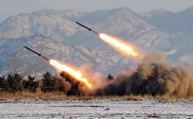 “No vamos a dejar que ellos violen un acuerdo nuclear y hagan armas y no se nos permita hacerlo (a nosotros)", dijo Trump. AFP