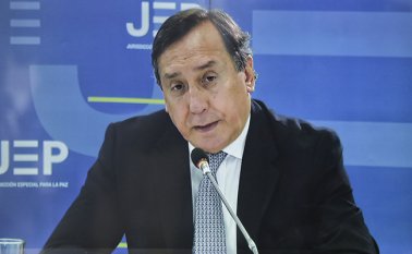 Durante la entrega del informe en calidad de víctima de secuestro a manos de las Farc. Colprensa