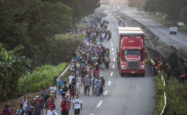 Con sus escasas pertenencias a cuestas y numerosa presencia de mujeres. AFP