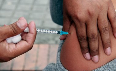 La especialista explicó que el mejor momento para aplicar la vacuna es antes de la temporada de influenza, que empieza a repuntar entre la tercera y cuarta semana de octubre. Colprensa