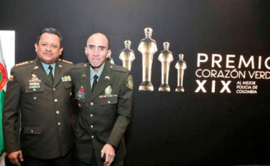 El director de la Policía Nacional, general Jorge Nieto, en compañía del subintendente Luis Sierra. Colprensa