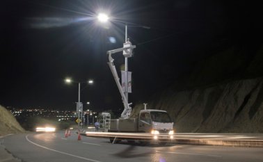 Los trabajadores de Alumbrado Público cumplen sus labores día y noche, en el cambio de luminarias. La Opinión