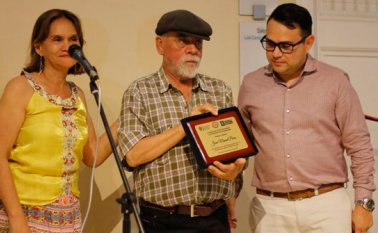 Momento en que le entregan el reconocimiento. Cortesía