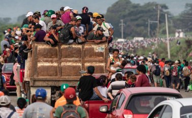 Los inmigrantes avanzan hacia Estados Unidos.  AFP