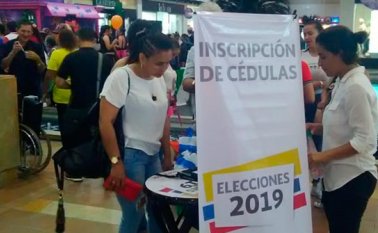 En los centros comerciales estarán habilitados estos ‘kioskos’ de inscripción, para facilitar el trámite a los ciudadanos. La Opinión