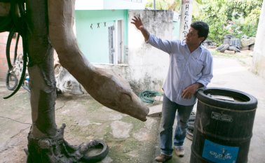 El artista Martín Antonio Gómez Velasco, elabora bocetos y luego hace moldes para llevar a escala figuras realistas de animales que abundan en la región. Juan Pablo Cohen