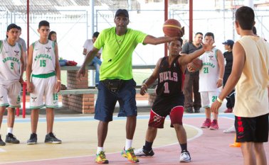 La clínica de fundamentación del baloncesto se vivió en la cancha del Polideportivo de Quinta Oriental. Alfredo Estévez