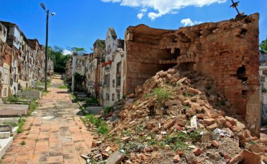 Un panteón se derrumbó luego de las lluvias. Tenía un cartel que indicaba peligro. Mario Caicedo