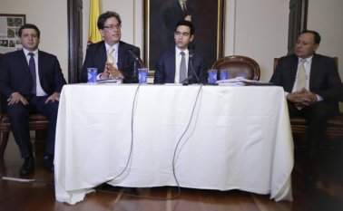 Antes de que el Ministro de Hacienda, Alberto Carrasquilla, presentara en la Cámara de Representantes la reforma que incluye gravar con IVA la canasta familiar, opositores hicieron una parodia para rechazar la propuesta gubernamental que empezará a ser estudiada por el Congreso de la República.
Colprensa