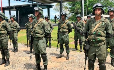 El grupo de desconocidos, que se identificó como Los Rastrojos, amedrentó a los militares venezolanos. Cortesía