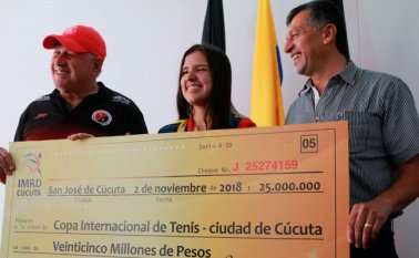 La tenista cucuteña María Camila Osorio Serrano recibió de manos del alcalde César Rojas, el cheque que representa los recursos que recibirán ella y la Liga de Tenis. Cortesía