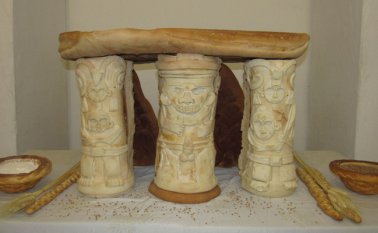 Dios Jaguar fue la obra ganadora. El comestible diseño fue elaborado por el panadero José Guillermo Hernández. Está compuesto por tres torres unidas por una estructura que representa los techos de piedra.  Roberto Ospino