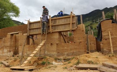 Las paredes tienen un ancho de 45 centímetros y tres metros de alto. Las casas se están levantando en la urbanización Los Sauces y se espera que estén terminadas en los primeros meses de 2019. Roberto Ospino