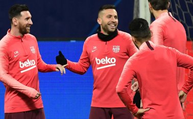 Leonel Messi, que todavía no recibe el alta, tras lesionarse de su brazo derecho, fue convocado y podría jugar hoy algunos minutos ante el Inter de Milán.
AFP