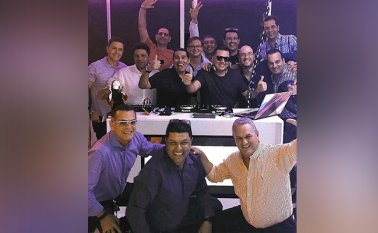 Juan Quijano,Juan Carlos Giatsidakis,Roberto Hernández, Oriol Hernández, Jorge Leal, Rigo Macías, Diego Yáñez, el cumpleañero Guillermo Pérez Guarnizo, Juan Carlos Ramírez, Jorge García Touchie y Hugo Ríos. Agachados: Fernando Pérez, Jairo Pulecio y Jaime Rangel. Cortesía