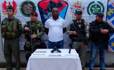 En el momento de su arresto se le decomisó una pistola 9 milímetros con su respectivo proveedor. Colprensa