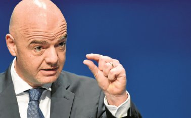 Gianni Infantino resultó implicado en una investigación que asegura que ayudó a ‘maquillar’ faltas al ‘fair-play’ financiero por equipos como M. City y PSG.  AFP