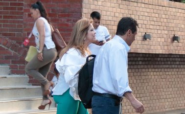 Con la obligación de no acercarse a los testigos del caso. La Opinión