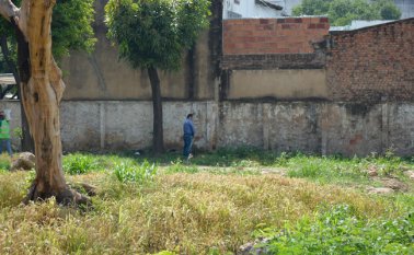 El lote se convirtió en baño público para habitantes de la calle y en orinal de otros ciudadanos. Leonardo Oliveros