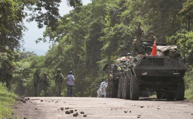 Un ataque a piedras contra los uniformados. Juan Pablo Cohen / La Opinión