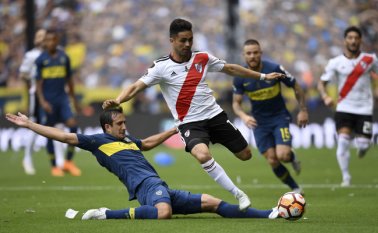Gonzalo Martínez (R) de River Plate marca a Carlos Izquierdoz de Boca Juniors durante el partido de ida de la final de la Copa Libertadores argentina, en el estadio La Bombonera de Buenos Aires. AFP