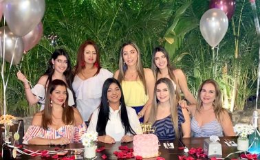 Andrea Sarmiento, Luz Marina Mejía, Milady Pacheco y Marcela Sarmiento.Sentadas: Claudia Montañez, la cumpleañera Lucrecia Gómez, Maríam Hellal y Lucía Flórez. Cortesía
