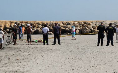 El policía Intentó llegar a donde estaba Juan Andrés, pero se perdió en el agua. Colprensa