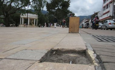 El paso de peatones y de patinetas ha deteriorado las baldosas. Roberto Ospino / La Opinión