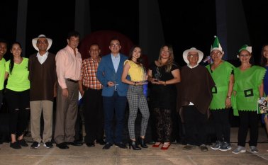 Yair Julio Hoyos, Iris Valero Rojas, José Consuegra Bolívar (Rector Unisimón), Samuel Montes y Nelsón Sánchez (jurados del Festival), Joaquín León (estudiante de derecho Unisimón y segundo lugar del Festival), Melissa Torrado (Estudiante de Trabajo Social y primer Lugar del Festival), Tatiana Rodríguez (estudiante de Psicología y tercer lugar del Festival), Carlos Corredor Pereira (vicerrector de regionalización Unisimón), Norma Martínez, Yolanda Gallardo y Zulay C. Díaz Contreras.
Cortesía
