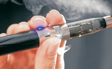 Los "e-cigarrillos" de menta y mentol serán los únicos que podrán ser comercializados en las tiendas que abren 24 horas y donde actualmente se vende esta clase de tabaco. Archivo