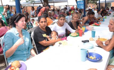 Kimberly Breier hizo un recorrido por la Casa de Paso la Divina Providencia. César Obando / La Opinión