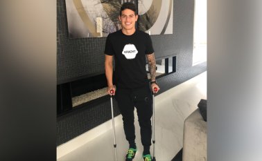 James Rodríguez se dejó ver en redes sociales apoyado en dos muletas. Tomada de Twitter