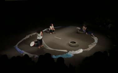 También hay otros temas estigmatizados de los que es aún sensible hablar, como las enfermedades mentales, la depresión postparto o la ablación,según la directora de teatro egipcia Nada Sabet. Tomada de Twitter @LebAmUniv