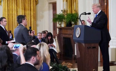 Desde el podio, Trump le dijo a Acosta que era una "persona grosera y terrible". AFP