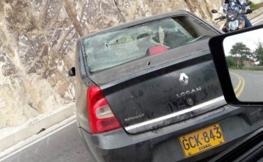 En este vehículo se transportaban los policías que fueron atacados a balazos. Cortesía