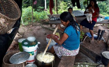 El centro sanitario más próximo está a una hora río abajo, en Puerto América. Internet