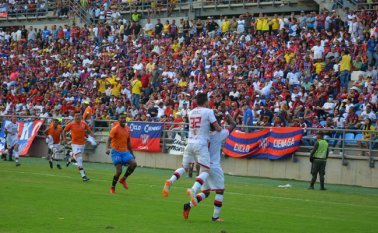 El samario Jeysen Núñez, que marcó el gol de la victoria, no celebró porque el Unión Magdalena es el equipo de sus amores. El delantero Jonathan Agudelo lo acompañó mientras se dirigía a la hinchada con sus brazos elevados. Hoy Diario del Magdalena