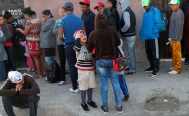 Hombres y mujeres se mostraron decididos a soportar lo que les depare el camino. AFP