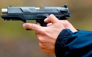 Como condición para recibir el revólver, todos los empleados de estos vasos tienen que superar un examen de seguridad en el manejo de armas de fuego, inclusive los veteranos. Colprensa